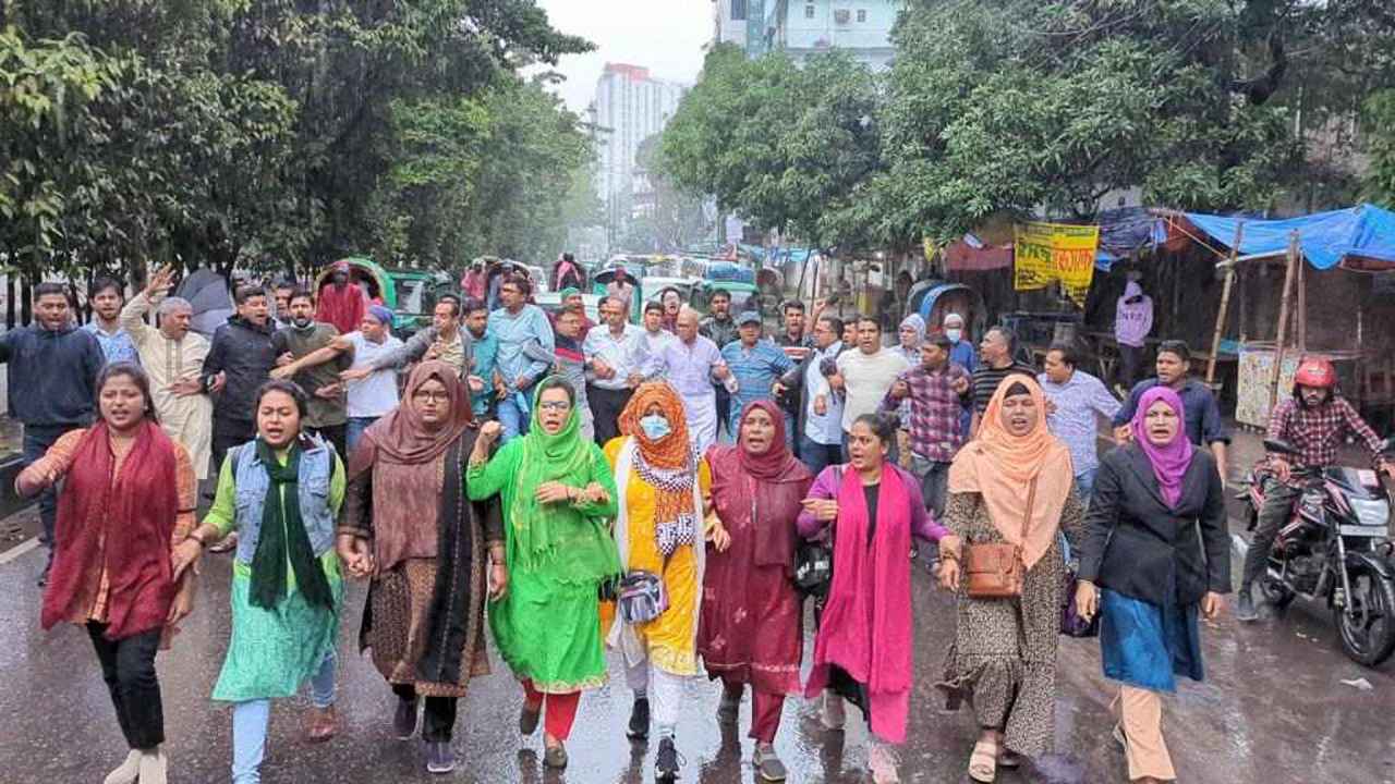 রাজধানীতে বৃষ্টিতে ভিজে রিজভীর মিছিল-পিকেটিং