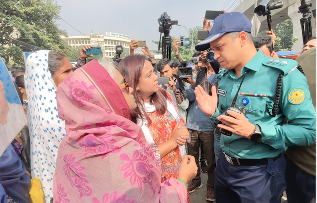 শাহবাগে মায়ের ডাকের সমাবেশে বাধা, মাইক্রোফোন কেড়ে নিলো পুলিশ 