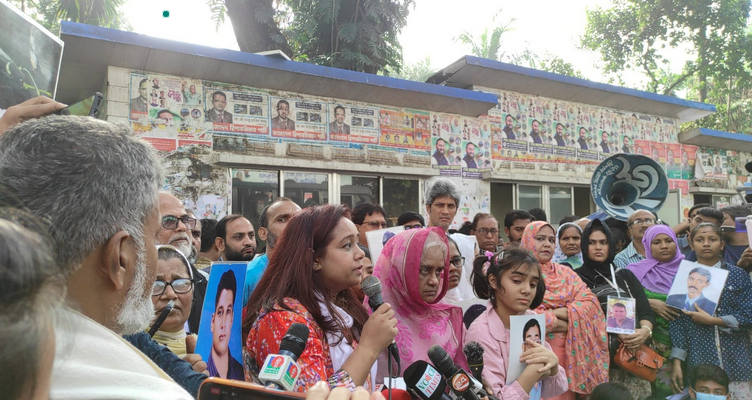 পুলিশি বাধা, ভয় উপেক্ষা করে মানববন্ধন ‘মায়ের ডাকের’